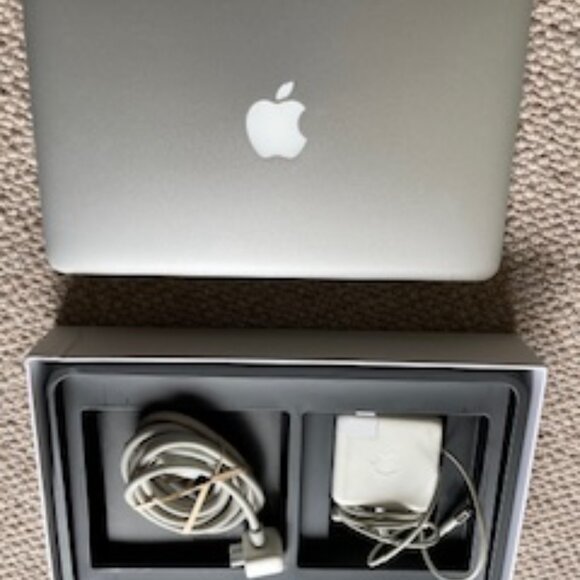MacBook Air 11" + Super Drive - Picture 1 of 8